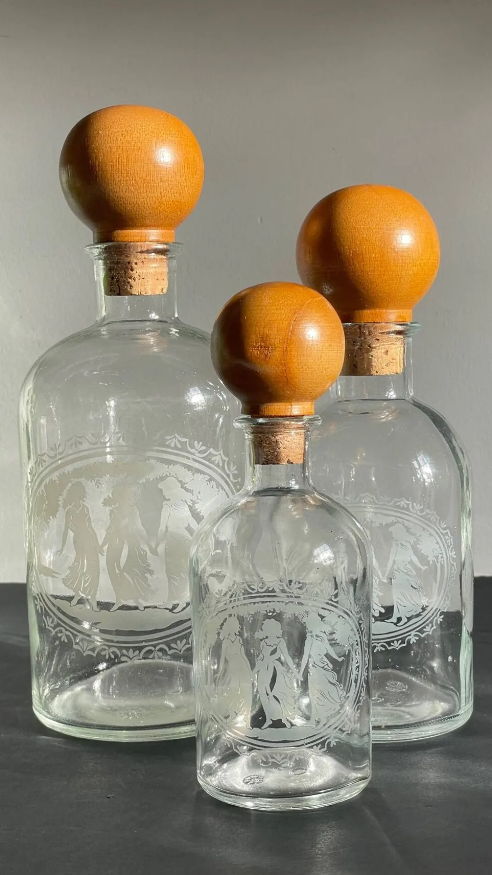 BOUTEILLES Verre Gravé et Bois VINTAGE