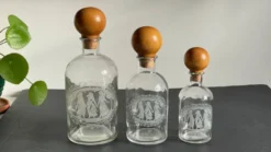 BOUTEILLES Verre Gravé et Bois VINTAGE