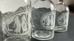 BOUTEILLES Verre Gravé et Bois VINTAGE