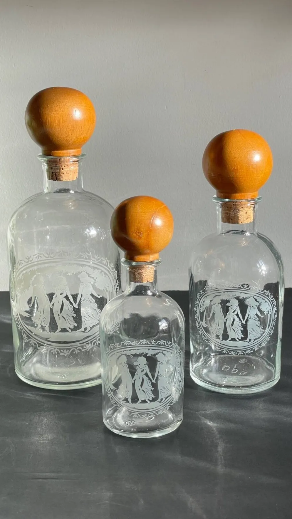 BOUTEILLES Verre Gravé et Bois VINTAGE