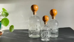 BOUTEILLES Verre Gravé et Bois VINTAGE
