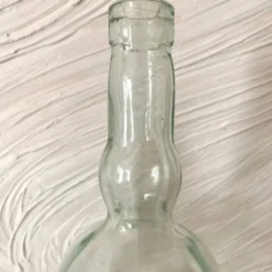 Bouteilles vintage mains Italie