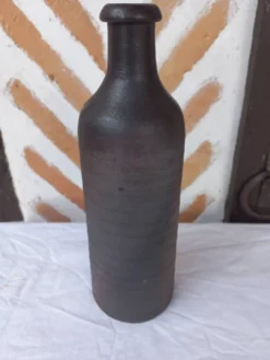 Bouteille, vase en grès brun