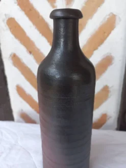 Bouteille, vase en grès brun