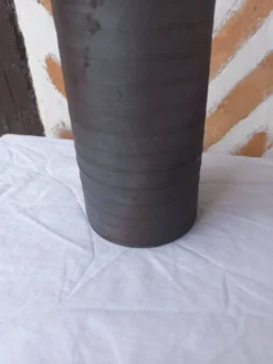 Bouteille, vase en grès brun