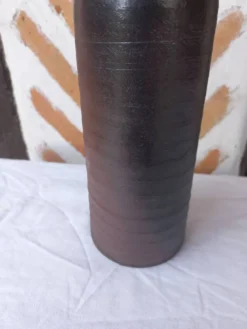 Bouteille, vase en grès brun