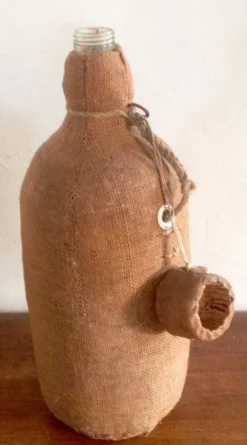 Bouteille vintage en toile de jute