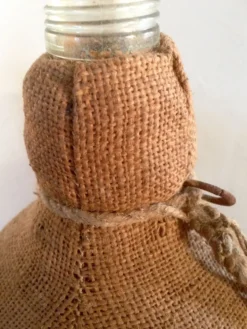 Bouteille vintage en toile de jute