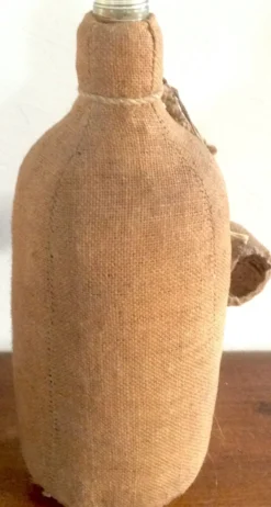 Bouteille vintage en toile de jute