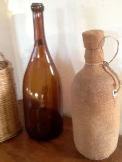 Bouteille vintage en toile de jute