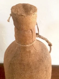 Bouteille vintage en toile de jute