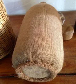 Bouteille vintage en toile de jute