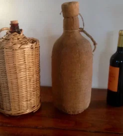 Bouteille vintage en toile de jute