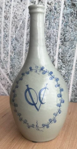 Bouteille voc produite pour la compagnie néerlandaise