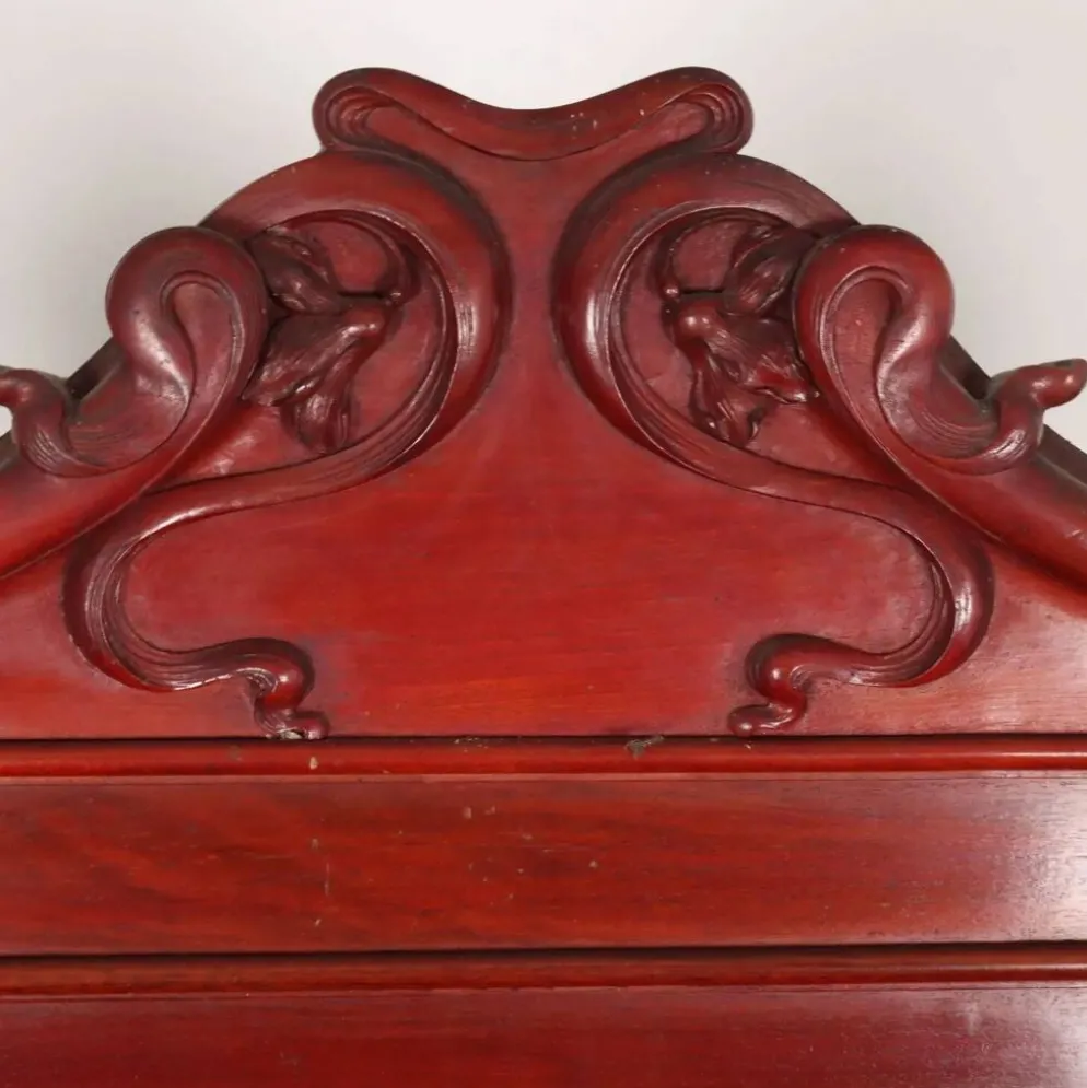 Buffet ancien Art nouveau en noyer avec décorations, Italie, XIXe siècle