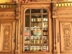Buffet ancien, 2 corps en chêne massif style Henri II, vitrine en verre biseauté