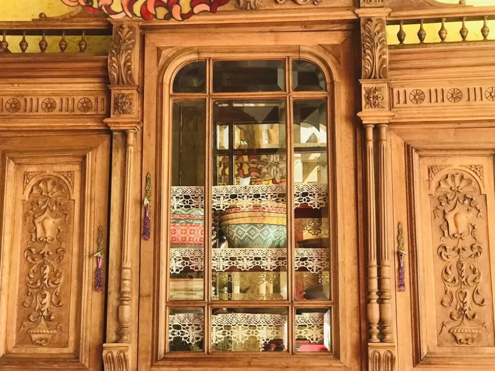 Buffet ancien, 2 corps en chêne massif style Henri II, vitrine en verre biseauté