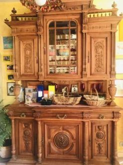 Buffet ancien, 2 corps en chêne massif style Henri II, vitrine en verre biseauté