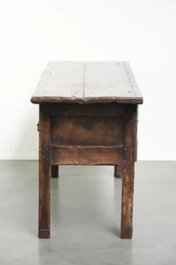 Buffet ancien de style anglais du 19e siècle avec une apparence rurale.