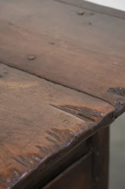 Buffet ancien de style anglais du 19e siècle avec une apparence rurale.