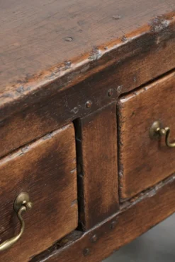 Buffet ancien de style anglais du 19e siècle avec une apparence rurale.
