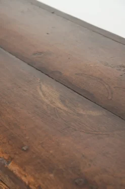 Buffet ancien de style anglais du 19e siècle avec une apparence rurale.