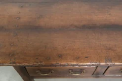 Buffet ancien de style anglais du 19e siècle avec une apparence rurale.