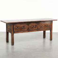 Buffet ancien de style anglais du 19e siècle avec une apparence rurale.