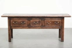 Buffet ancien de style anglais du 19e siècle avec une apparence rurale.