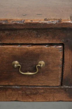Buffet ancien de style anglais du 19e siècle avec une apparence rurale.