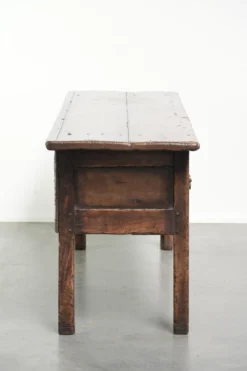 Buffet ancien de style anglais du 19e siècle avec une apparence rurale.