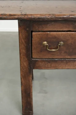 Buffet ancien de style anglais du 19e siècle avec une apparence rurale.