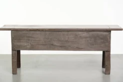 Buffet ancien de style anglais du 19e siècle avec une apparence rurale.