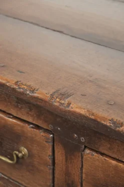 Buffet ancien de style anglais du 19e siècle avec une apparence rurale.