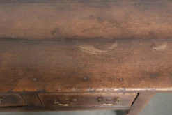 Buffet ancien de style anglais du 19e siècle avec une apparence rurale.