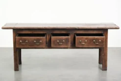 Buffet ancien de style anglais du 19e siècle avec une apparence rurale.