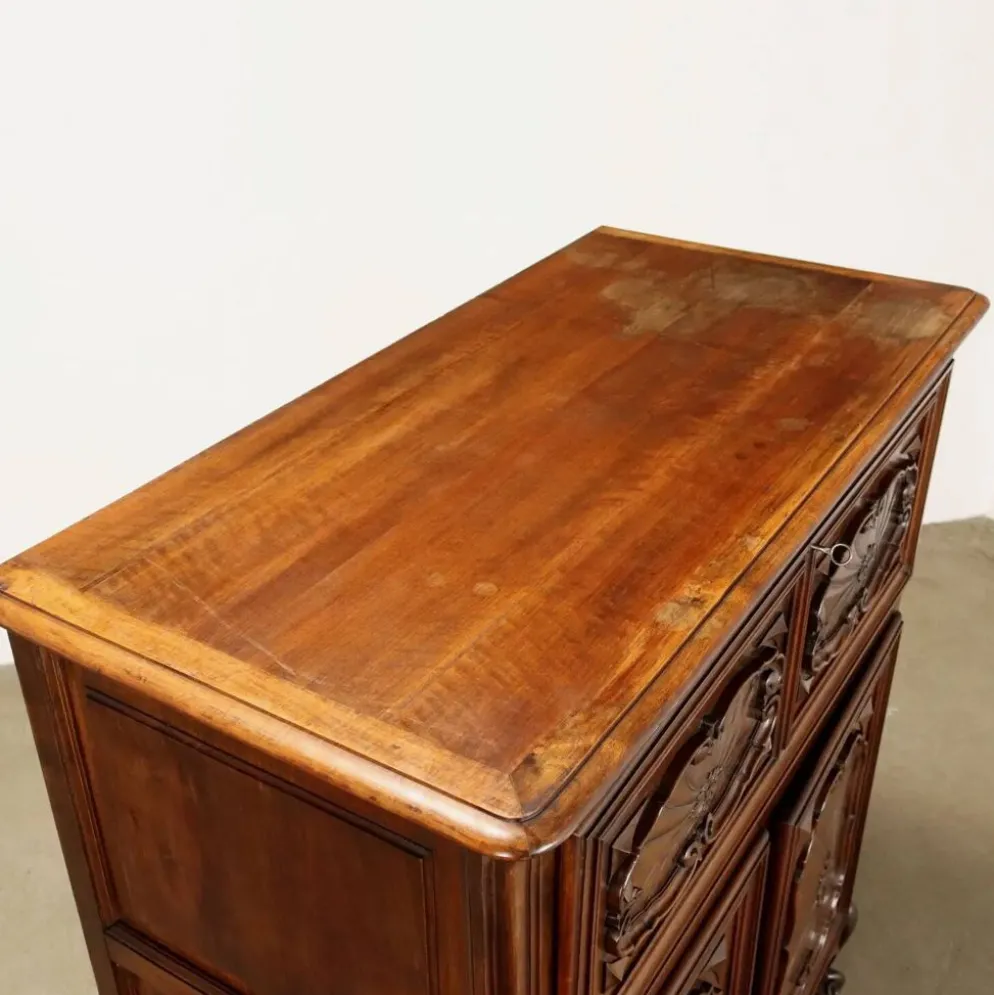 Buffet ancien de style provençal en noyer, Piémont, XXe siècle