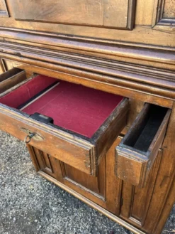 Buffet ancien deux corps en noyer 1800