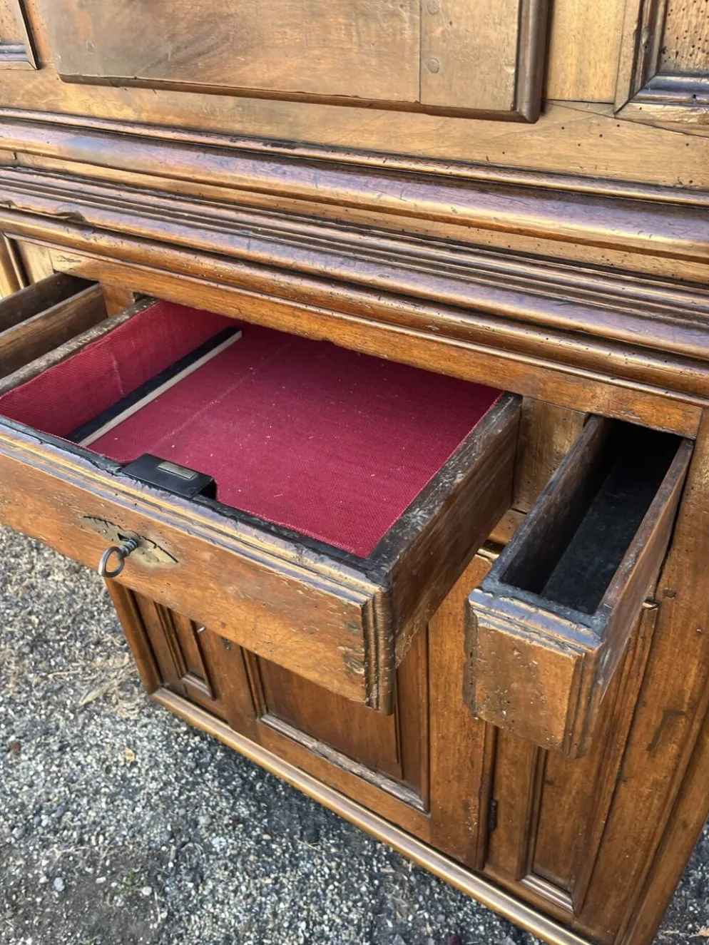 Buffet ancien deux corps en noyer 1800