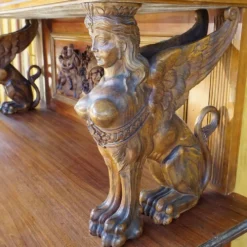 Buffet ancien en bois sculpté avec plusieurs sculptures