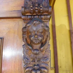 Buffet ancien en bois sculpté avec plusieurs sculptures