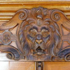 Buffet ancien en bois sculpté avec plusieurs sculptures