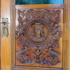 Buffet ancien en bois sculpté avec plusieurs sculptures