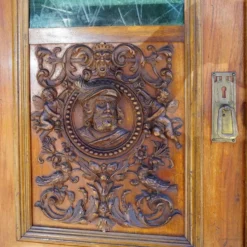 Buffet ancien en bois sculpté avec plusieurs sculptures