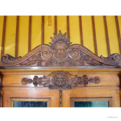 Buffet ancien en bois sculpté avec plusieurs sculptures