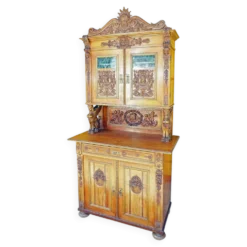 Buffet ancien en bois sculpté avec plusieurs sculptures