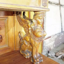 Buffet ancien en bois sculpté avec plusieurs sculptures