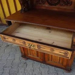 Buffet ancien en bois sculpté avec plusieurs sculptures