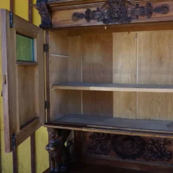 Buffet ancien en bois sculpté avec plusieurs sculptures