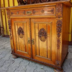 Buffet ancien en bois sculpté avec plusieurs sculptures